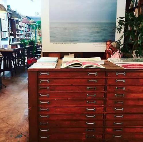 Bookstor Atelier Πανσιόν 3*